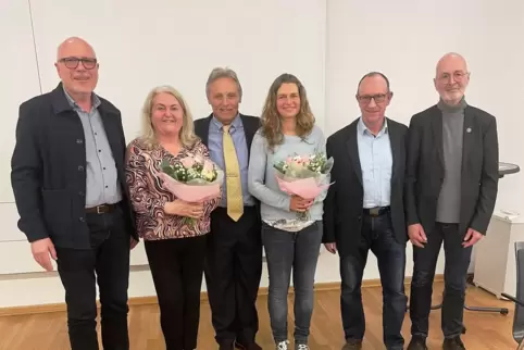 (v.l.): Bürgermeister Volker Poß, Christiane Arch, Geschäftsführer Heinz Wüst, Nicole Görrißen, Beigeordneter Josef Vollmer und 