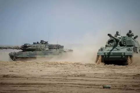 Eine Panzerhaubitze 2000 (rechts) und ein Kampfpanzer Leopard 2 bei der Nato-Großübung „Griffin Storm“ in Litauen.