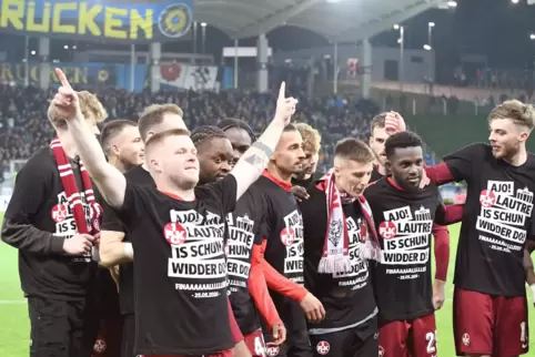 Die Mannschaft des FCK ließ sich nach dem Sieg in Saarbrücken vor der Fankurve feiern. 