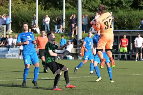 So war’s im Hinspiel: Phönix Schifferstadt gegen den Ortsrivalen FSV (blau).
