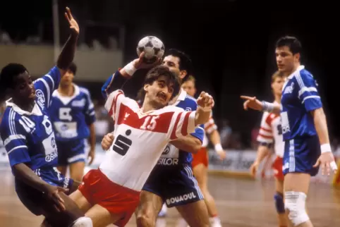 Stefan Henrich (Mitte) vom Tusem Essen setzt sich 1989 im Finale des Europapokals der Pokalsieger im Rückspiel gegen den US Crét