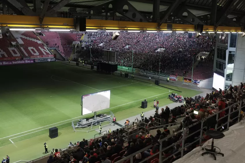 Westkurve und Nordtribüne waren am Dienstag gut gefüllt.