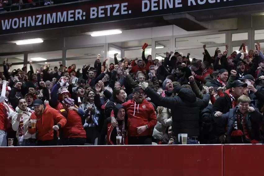 Die Fans bejubeln den Führungstreffer durch Marlon Ritter.