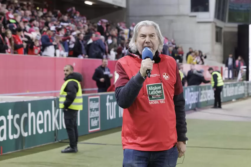 Stadionsprecher Horst Schömbs sagt den Spielstand an.
