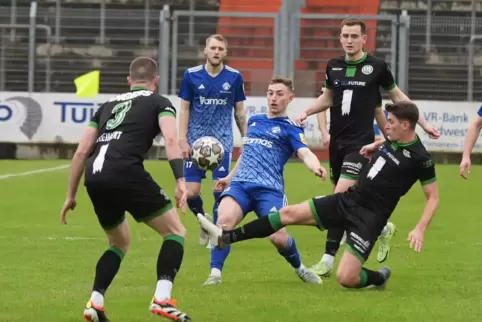Stark im Pirmasenser Mittelfeld: Luca Eichhorn (in Blau), hier im Spiel gegen den FV Engers. Im Hintergrund schaut FKP-Verteidig