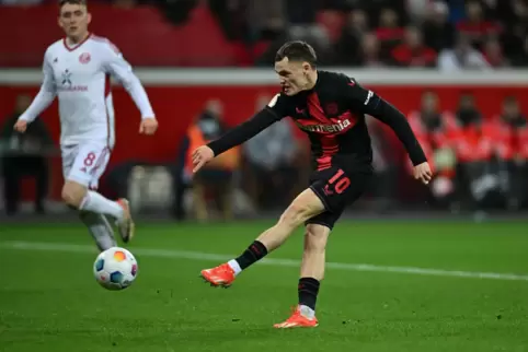 Florian Wirtz erzielt das 3:0 für Bayer. 