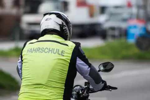 Allein unterwegs: Zwar können Fahrschüler auf dem Motorrad Hinweise per Funk bekommen, aber direktes Eingreifen durch den Fahrle