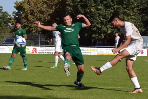 Erster Saisosieg: Fußgönheim (weiß) schlägt Grünstadt im September 3:1.