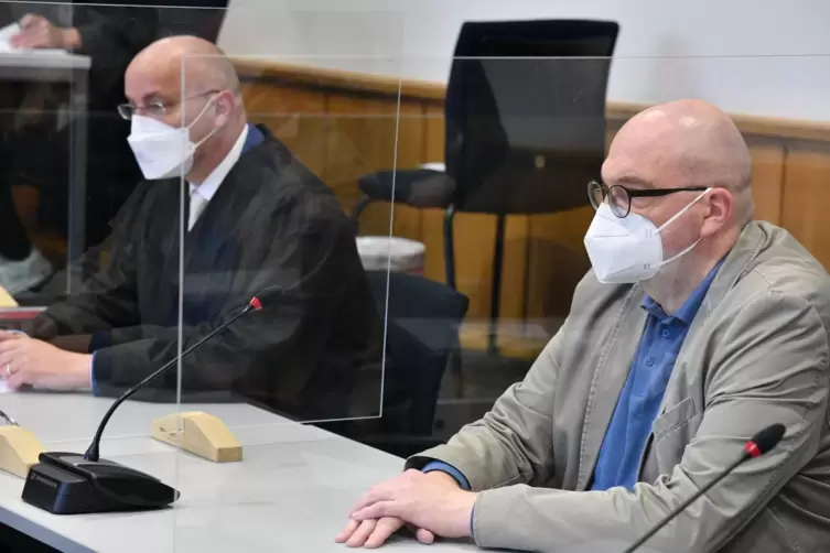 Klaus Roth (rechts) mit seinem Anwalt Franz-Josef Schillo im September 2021 als Angeklagter vor dem Landgericht Saarbr&uuml;cken. 