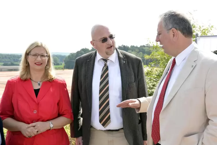 Klaus Roth (Mitte) am 25. Juni 2014 als B&uuml;rgermeister im Homburger Gewerbegebiet am Zunderbaum. Links die damalige Saar-Wirtscha