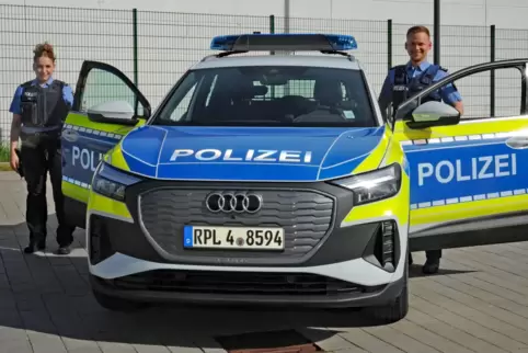 60 Polizisten sollen das E-Auto in Landstuhl testen, hier sind Laura-Jasmin Ast und Johannes Theis mit dem Wagen unterwegs. 