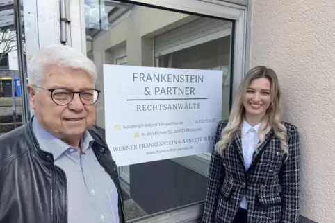 Annette Rudko und Werner Frankenstein vor der gemeinsamen Kanzlei auf dem Sommerwald. 