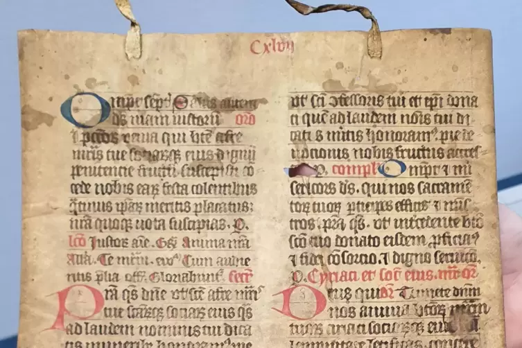 Stammt aus dem späten 15. Jahrhundert: Das Messbuchblatt wurde als Einband eines Aktenbündels wiederverwendet.