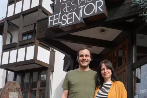 Vor vier Jahren hat Magnus Zimmermann das Felsentor übernommen. Seine Assistentin Natascha Frahry-Isic ist seit Januar Teil des 