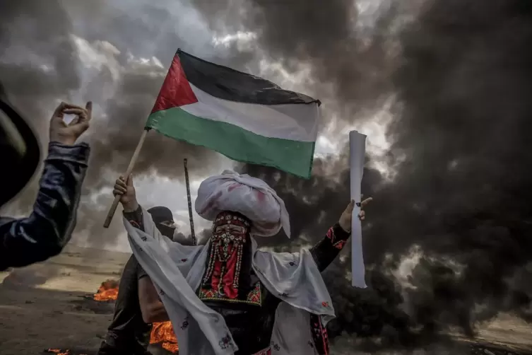 Chan Junis im Gazastreifen im Mai 2018: Eine Frau schwenkt die Palästinenserflagge im Rauch brennender Reifen bei Protesten anlä