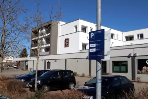 Auf dem Aldi-Parkplatz wurde eine Seniorin überfallen.
