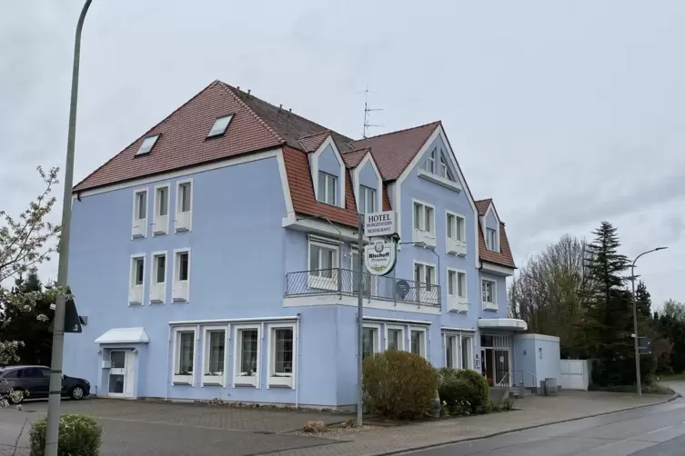 Das „blaue Haus“ dürfte jedem auffallen, der von Speyer nach Römerberg fährt.