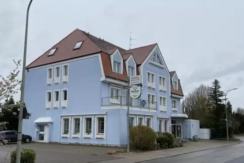 Das „blaue Haus“ dürfte jedem auffallen, der von Speyer nach Römerberg fährt.