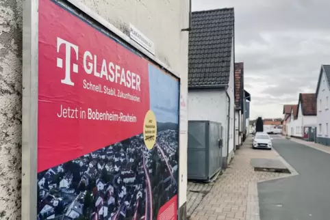 Überall im Ort macht die Deutsche Telekom Werbung für ihr Angebot. Den Zuschlag für die Vereinbarung mit der Gemeinde zum Glasfa