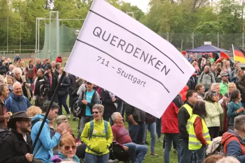 Querdenker-Demo im April 2022 im Landauer Stadion. 
