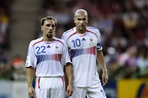In der wilden Gerüchteküche: Franck Ribéry (links) und Zinedine Zidane werden auch mit dem FC Bayern in Verbindung gebracht.