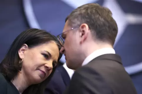 Enger Kontakt: Bundesaußenministerin Annalena Baerbock und ihr ukrainischer Amtskollege Dmytro Kuleba während einer Sitzung des 