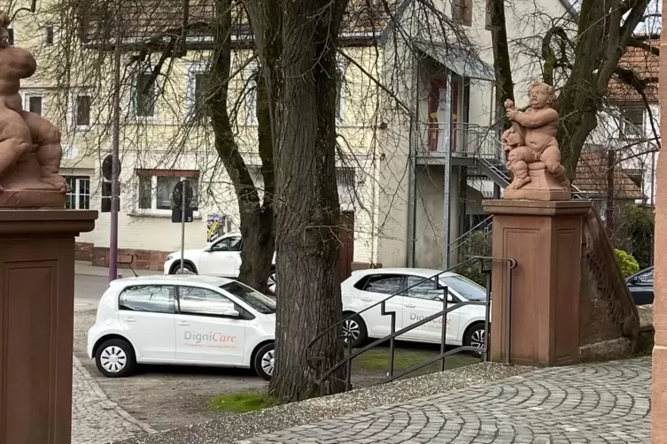 Die Fahrzeuge des Pflegedienstes parken derzeit noch hinter dem Schwesternhaus. 