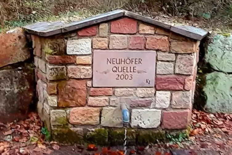 Die Neuhöfer Quelle ist von Kurt Jotter eingefasst worden. In früheren Zeiten versorgte sie den Neuhof mit Wasser. 