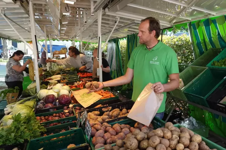 Jeden Samstag auf dem Grünstadter Wochenmarkt: Johannes Goyert, Chef von einem der drei Bio-Betriebe auf dem Neuhof. 