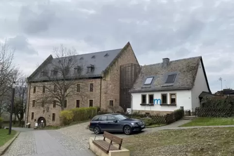 Blick auf die Zehntscheune auf Burg Lichtenberg.