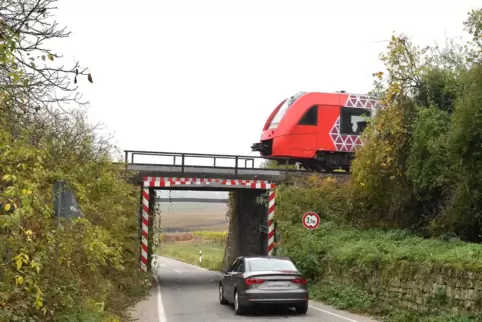 Die Bahnbrücke vor der Vollsperrung.