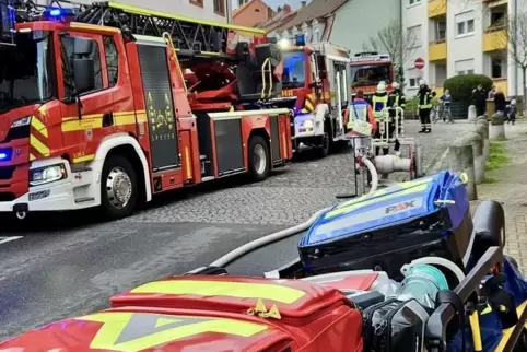 Im Einsatz: die Feuerwehr Speyer in der Lindenstraße. 