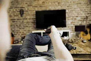 Nur auf der Couch zu liegen und nichts mehr zusammen zu unternehmen, kann der Beziehung schaden.