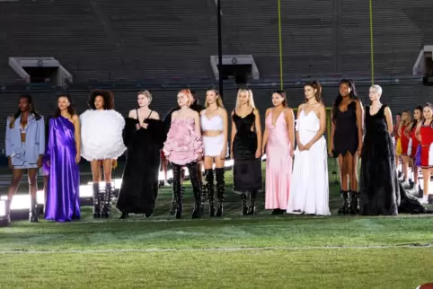 Mit High Heels über den Rasen: Im Football-Stadion in L.A. war ei n großer Catwalk aufgebaut. 