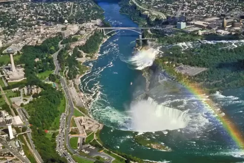 Die Schwesterstädte Niagara-Falls in Kanada (links) und den USA bereiten sich auf einen gewaltigen Ansturm von Schaulustigen vor