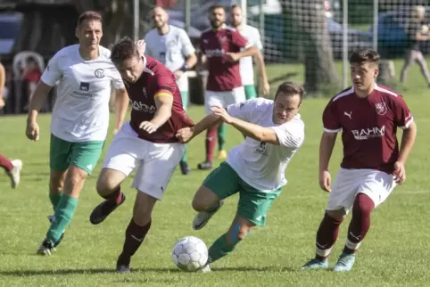 Die SpVgg Gauersheim, hier Mervin Mehler (Mitte) im Spiel gegen Gundersweiler, scheint im Kampf gegen den Abstieg die Kurve gekr