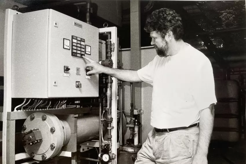 Der langjährige Salinarium-Leiter Günter Diehl prüft die Technik.