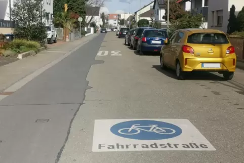 Piktogramme in der Gartenstraße weisen die Fahrradstraße aus. 