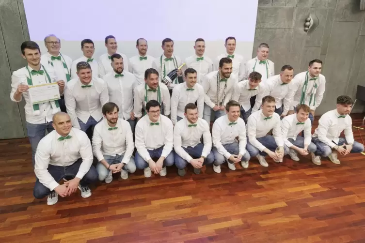 Mit grüner Fliege, Schal, weißem Hemd und weißen Sneakers: die Fußballer des SV Katzweiler.