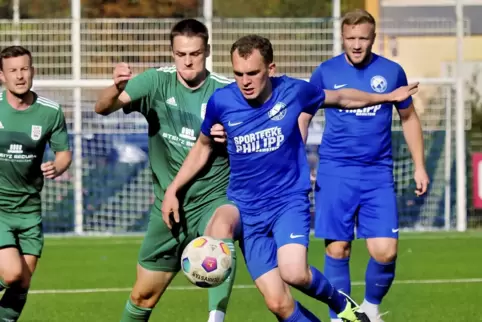 SVN-Mannschaftsführer Paul Kopp (Mitte) im Hinspiel gegen den SV Kirchheimbolanden am Ball