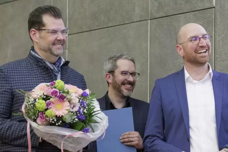 Die Geschenke-Überreicher: ZAK-Chef Jan Deubig, der Kaiserslauterer Lokalchef der RHEINPFALZ Christian Clemens und Hartmut Rohde