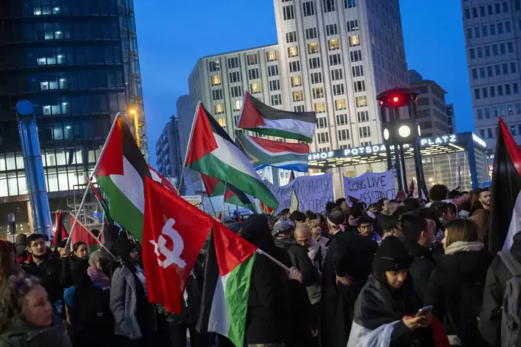 Islamistische und antisemitische Kräfte mobilisieren über das Netz die Proteste in Deutschland, sagt der Autor und Psychologe Ah