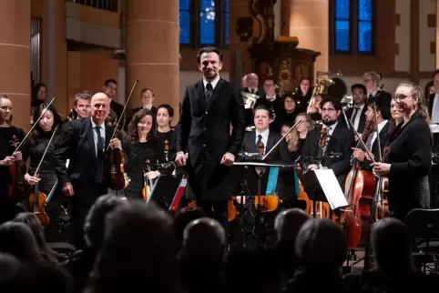 Der frühere Generalmusikdirektor Cornelius Meister einmal wieder am Pult des Philharmonischen Orchesters Heidelberg.