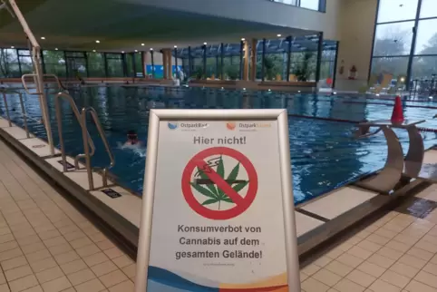Kiffen verboten: Schild im Ostparkbad.