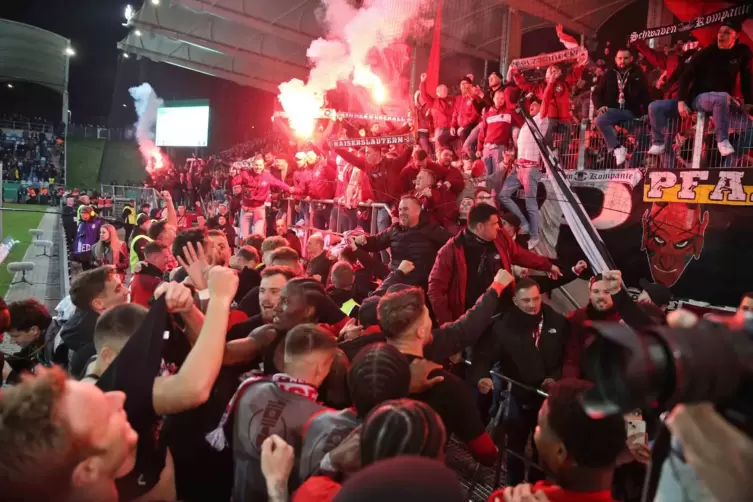 1800 Fans feuerten den FCK beim DFB-Pokal-Halbfinale in Saarbr&uuml;cken an. 