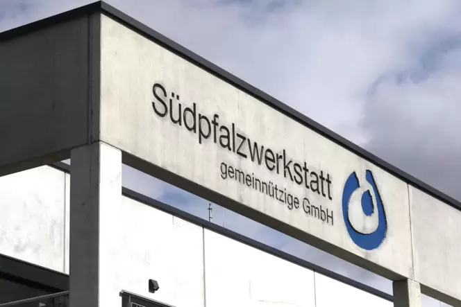 Die Südpfalzwerkstatt beschäftigt rund 800 Menschen mit Behinderung. Trägerin ist die Lebenshilfe Südliche Weinstraße. Die Südpfalzwerkstatt beschäftigt rund 800 Menschen mit Behinderung. Trägerin ist die Lebenshilfe Südliche Weinstraße.