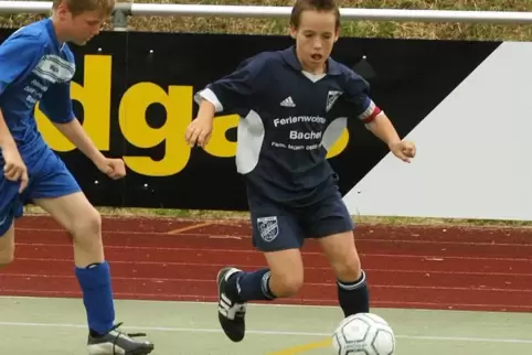 Konzentriert am Ball: Philipp Klement (bei einem Spiel der D-Jugend 2004) kennt den alten Kunstrasenplatz der Wachenheimer aus e