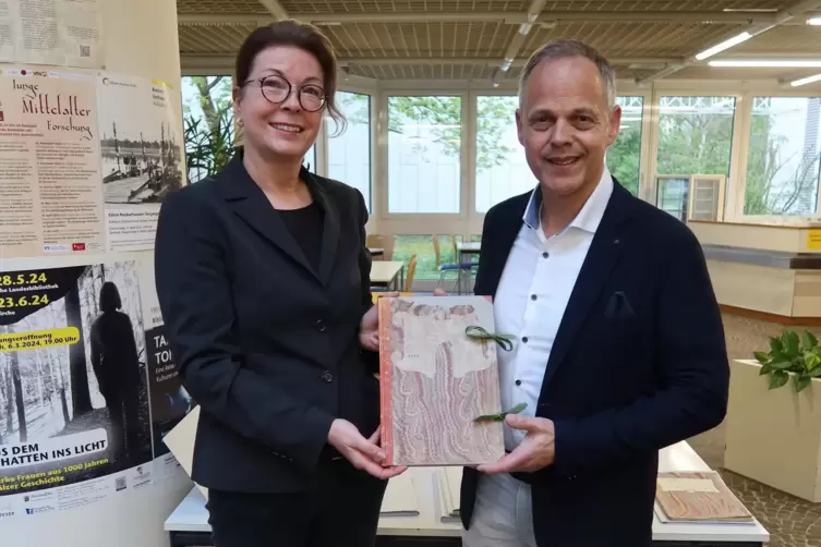 Archivarin Nina Reinhard-Seelinger und Stadtbürgermeister Jochen Schmitt mit einem der besonders attraktiven Originale, die zur 