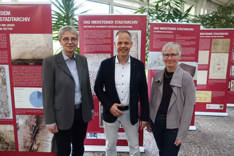 Die Leiterin des Landesarchivs Gisela Fleckenstein, Stadtbürgermeister Jochen Schmitt und Archivbeauftragte Susanne Bräckelmann 