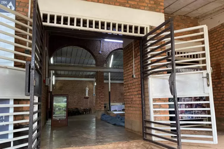 In einer Kirche in Nyamata wollten sich 1994 tausende Menschen vor den Mördern schützen. Doch diese brachen die Gittertür (schwa